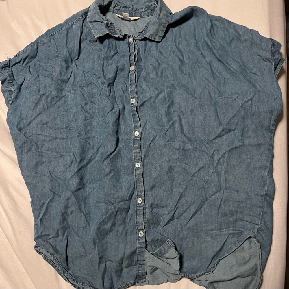 Time and Tru Women’s Size Small Denim Button up short sleeve shirt